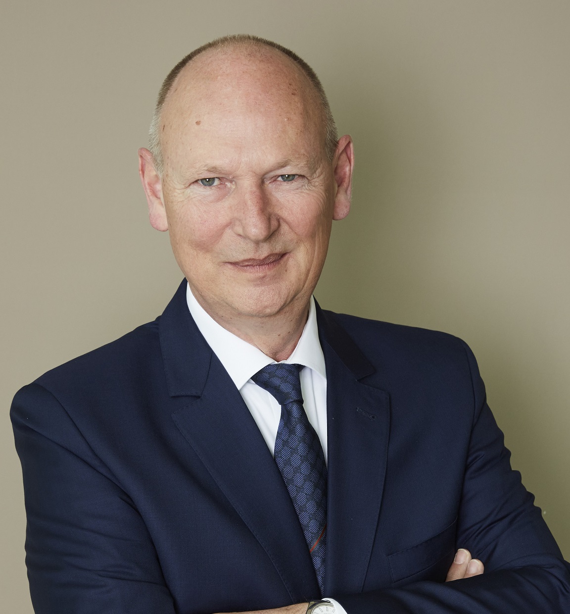 Willfred Verstraete w garniturze pozujący do profesjonalnego zdjęcia