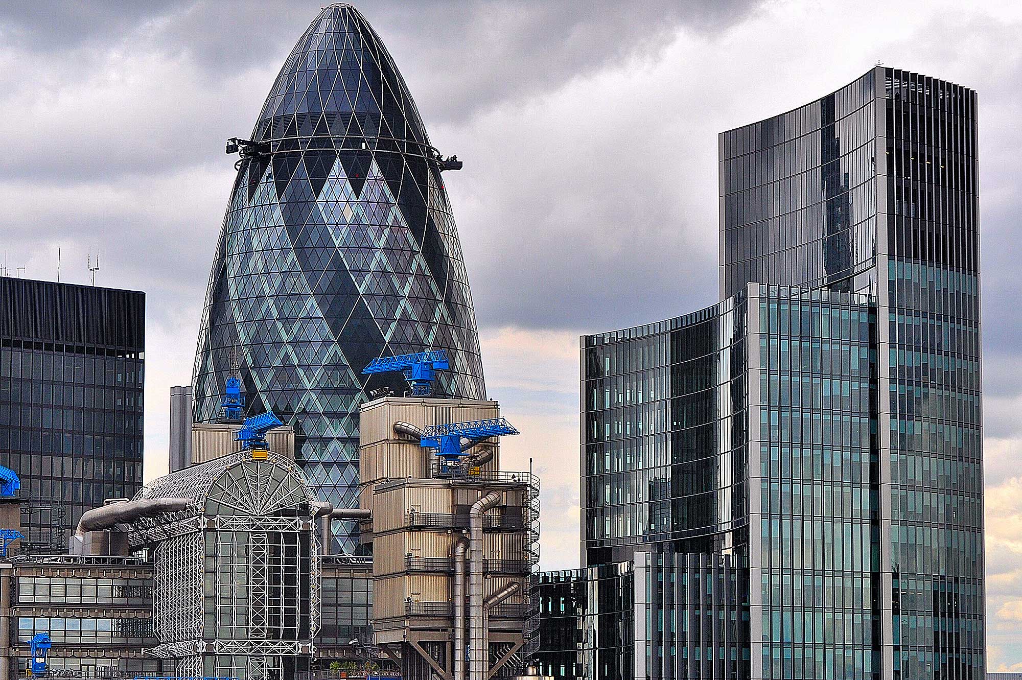 Budynek Gherkin z zachmurzonym niebem za nim