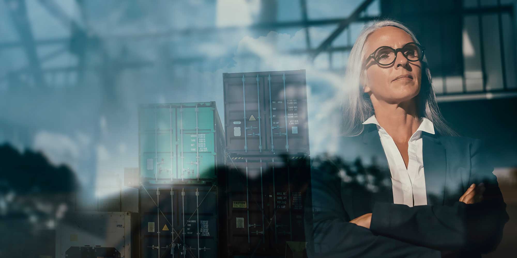 Kobieta zza szyby z założonymi rękoma