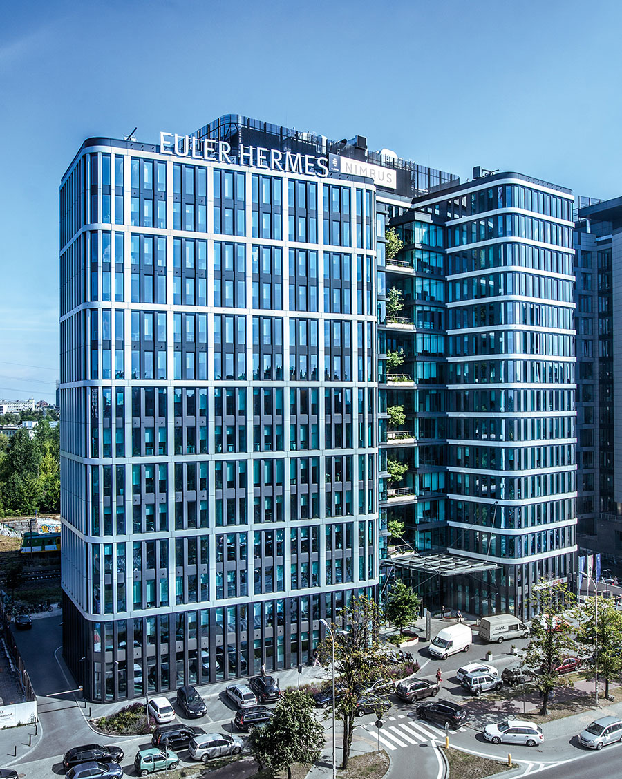 Budynek Euler Hermes na tle błękitnego nieba