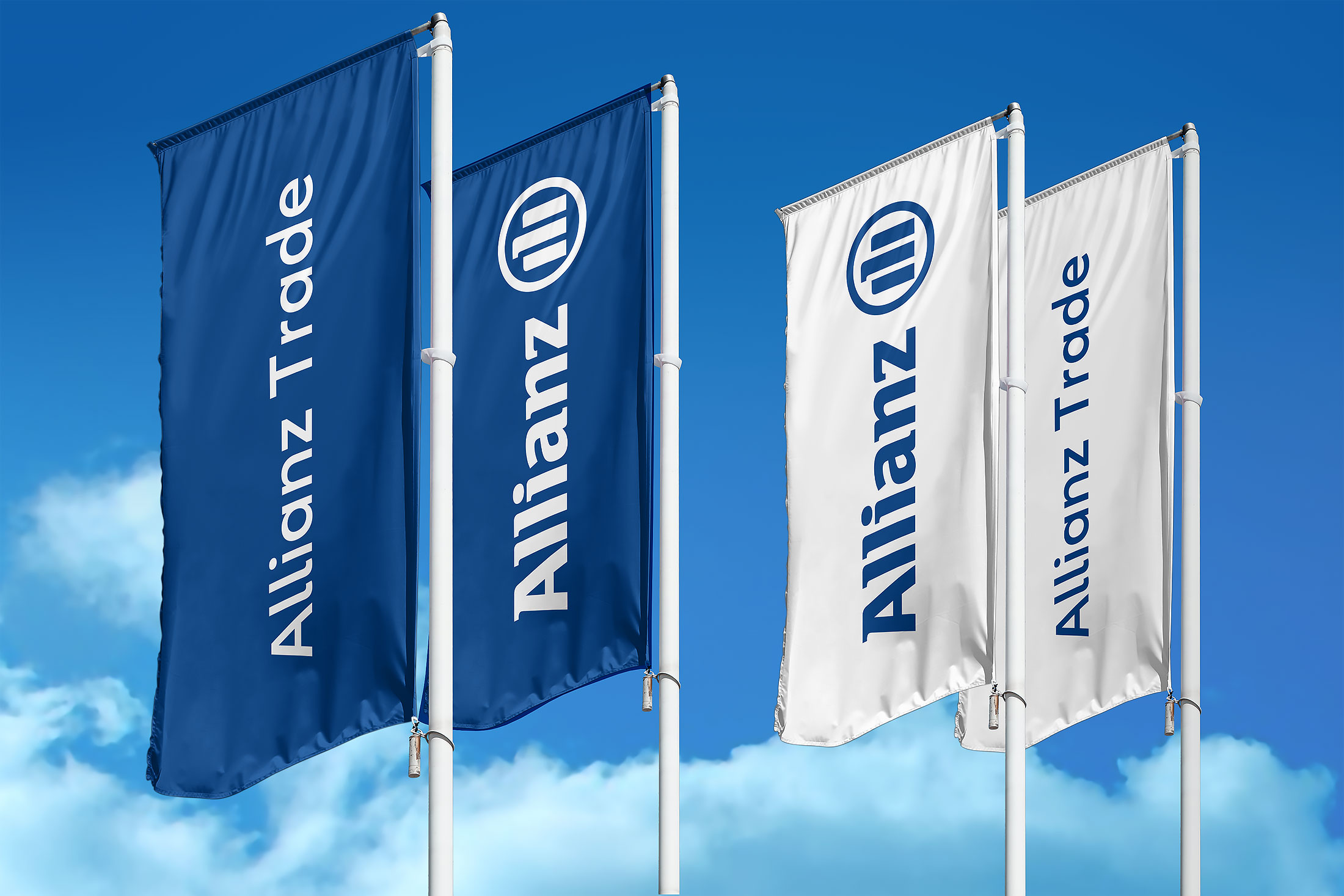Flagi Allianz Trade na masztach na tle błękitnego nieba