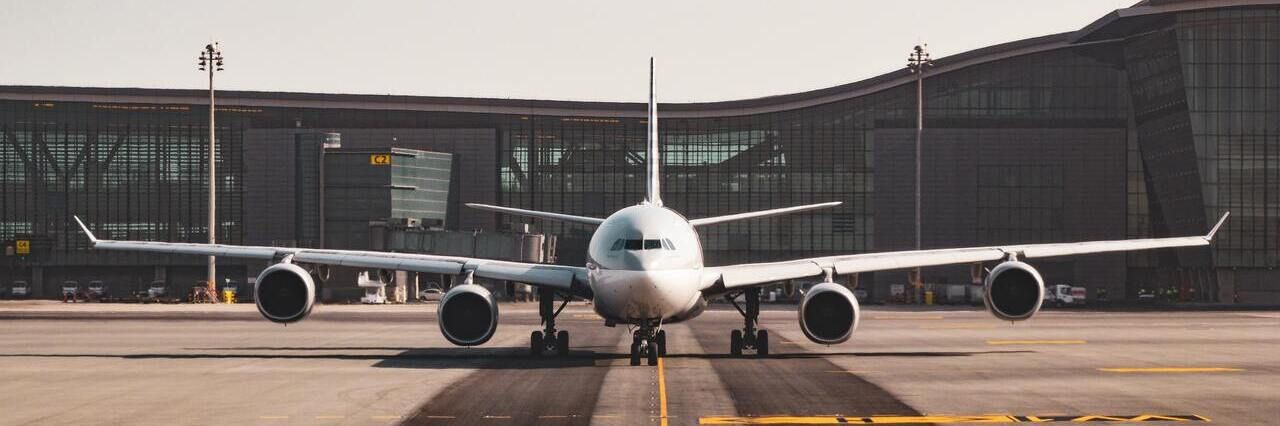 Dwa samoloty na terminalu lotniska