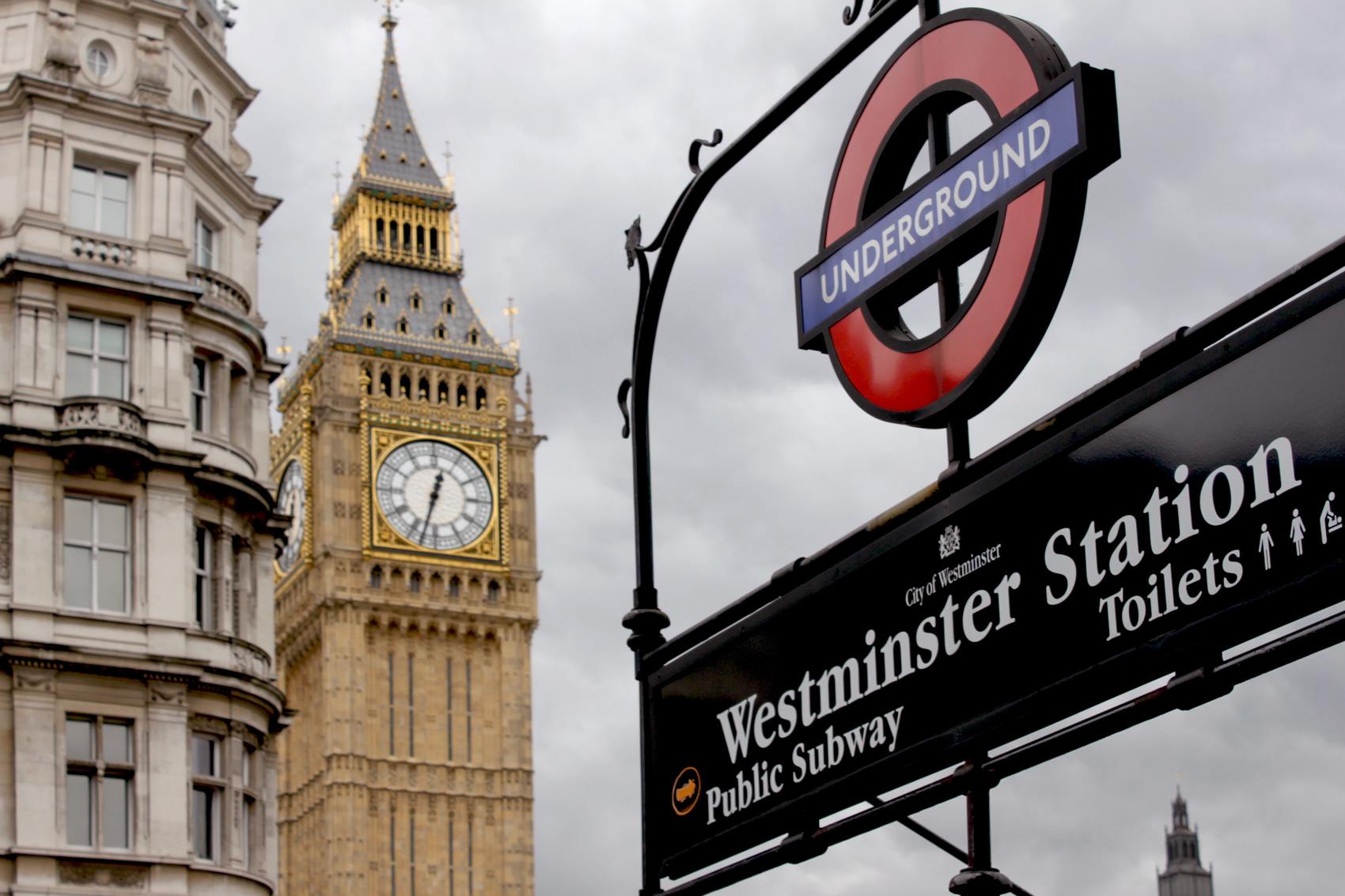 Znak londyńskiego metra z wieżą zegarową Big Ben w tle