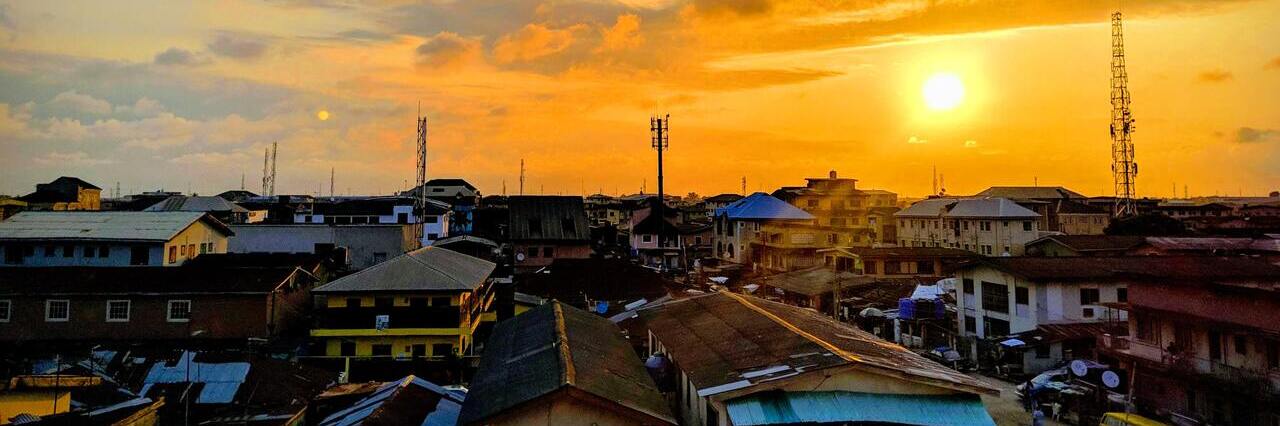 Miejski krajobraz o wschodzie lub zachodzie słońca z budynkami i wieżami