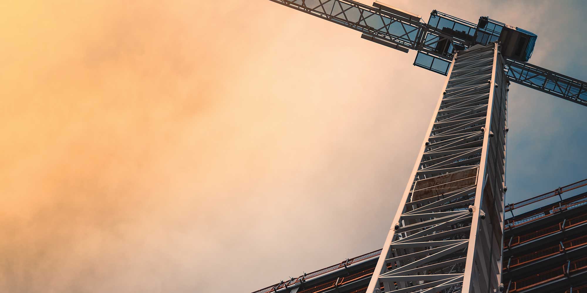 Wysoki dźwig na budowie 