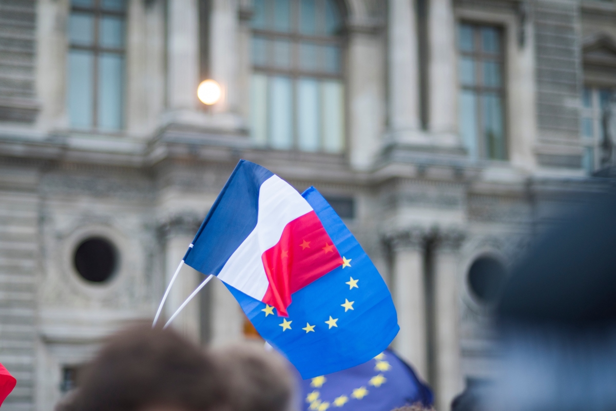 flagi z emblematem Unii Europejskiej i Francji
