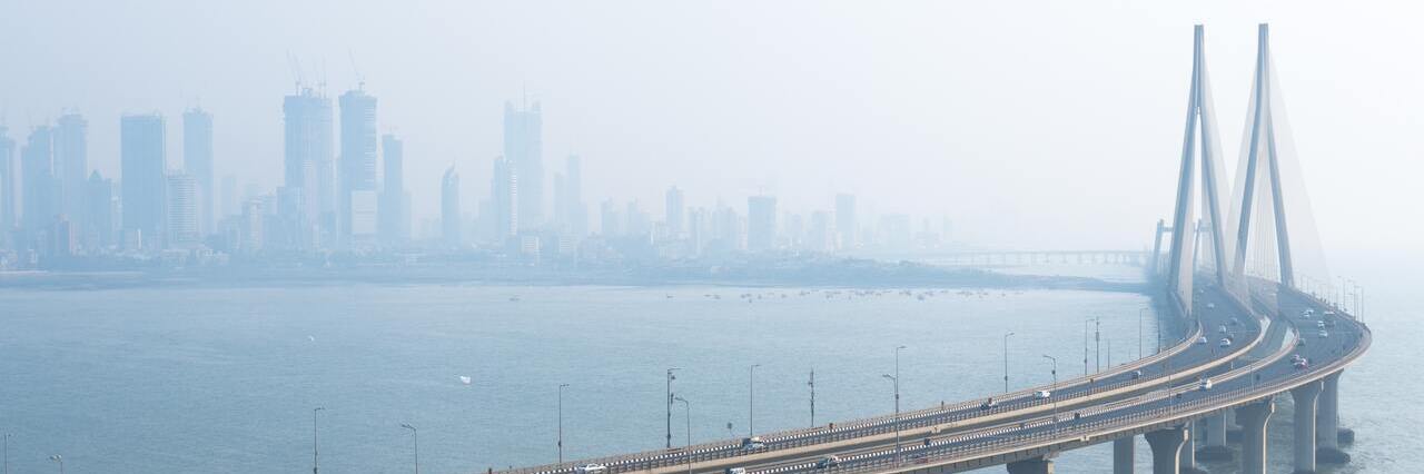 Widok z lotu ptaka na wybrzeże Bombaju, most i odległą panoramę miasta