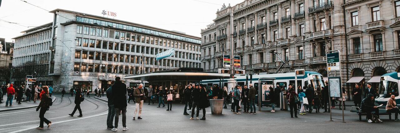 Duży budynek ze znakiem UBS na szczycie