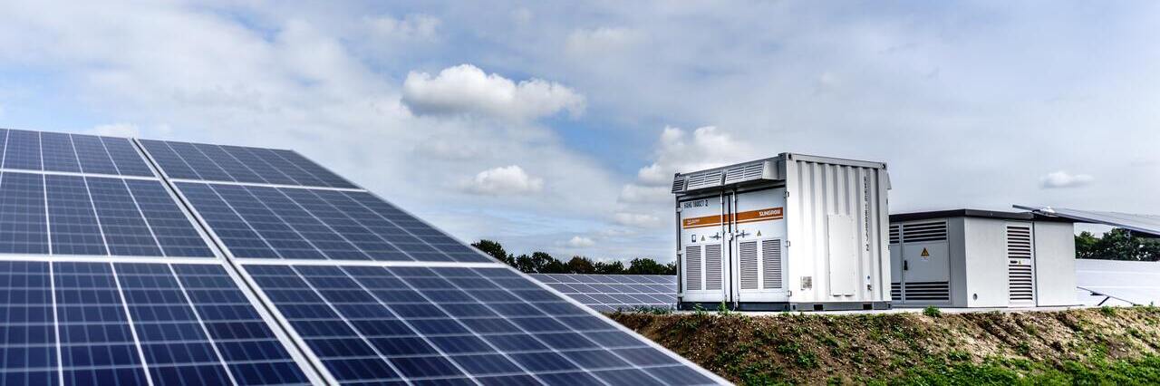 Panele słoneczne i biały sprzęt elektryczny na wzgórzu