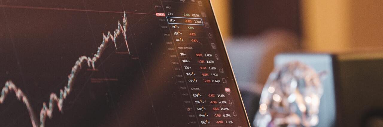 Wykres giełdowy na ekranie z rozmytym tłem