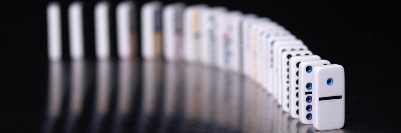 Rząd kostek domina ustawionych w jednej linii