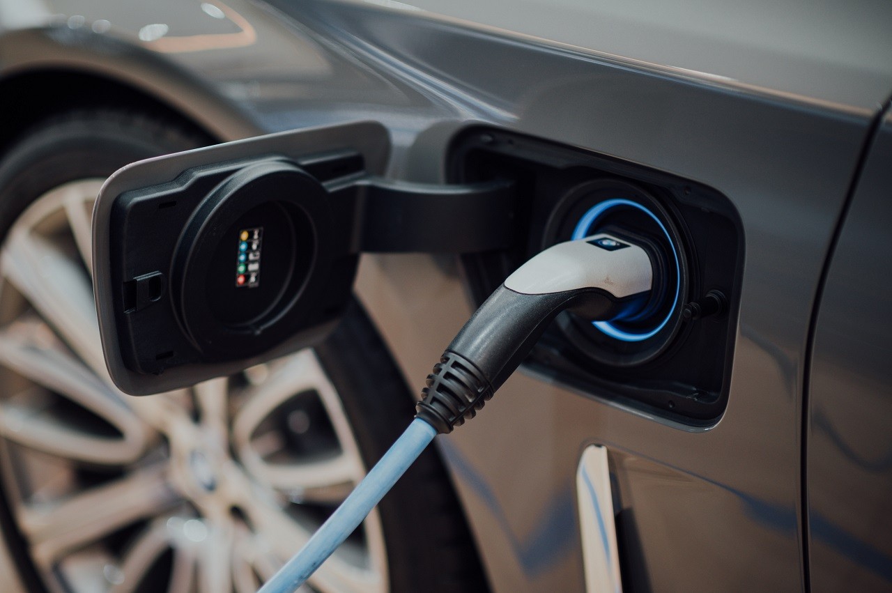 Samochód elektryczny jest ładowany na stacji ładowania