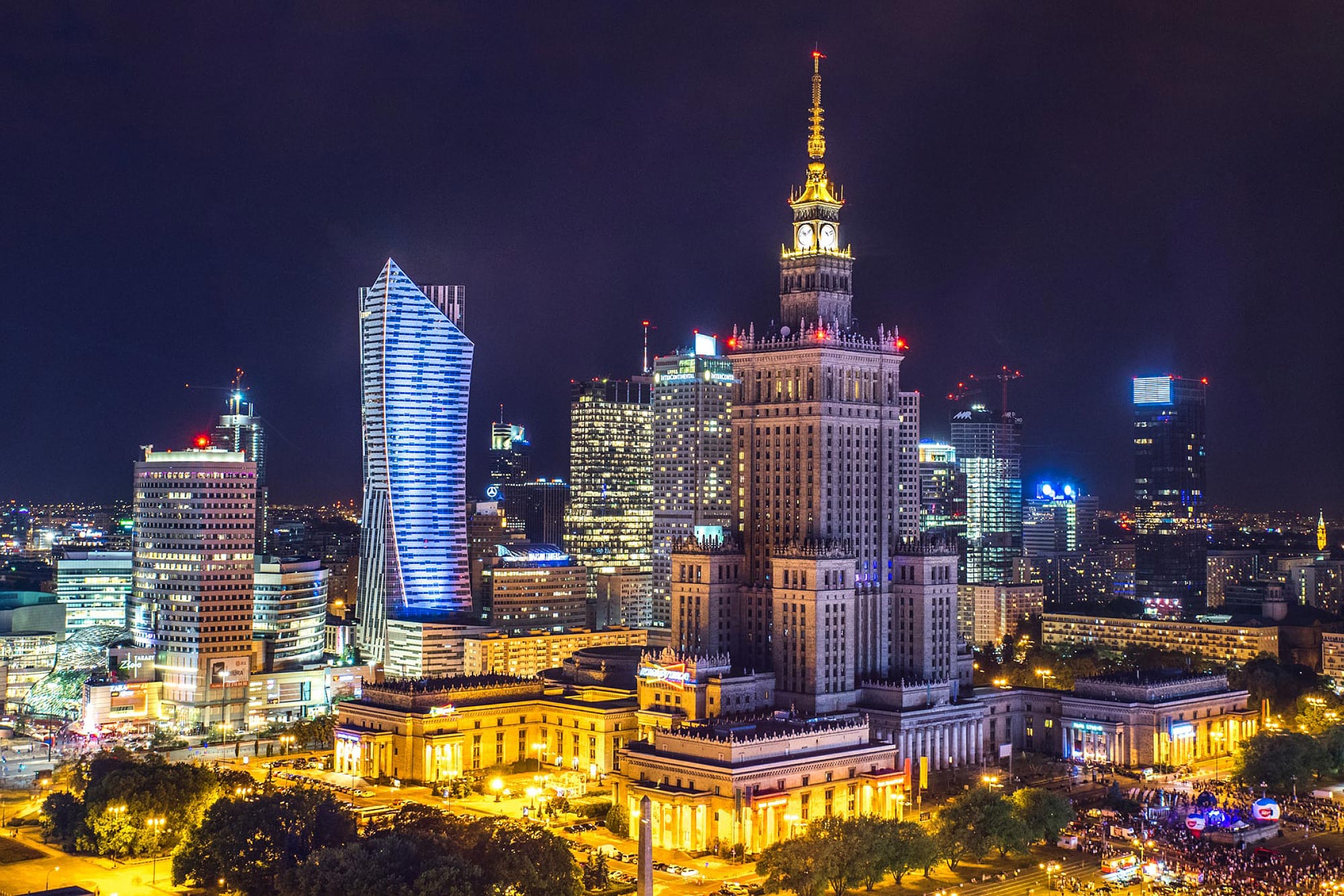Krajobraz miasta Warszawa nocą z wysokimi budynkami i światłami