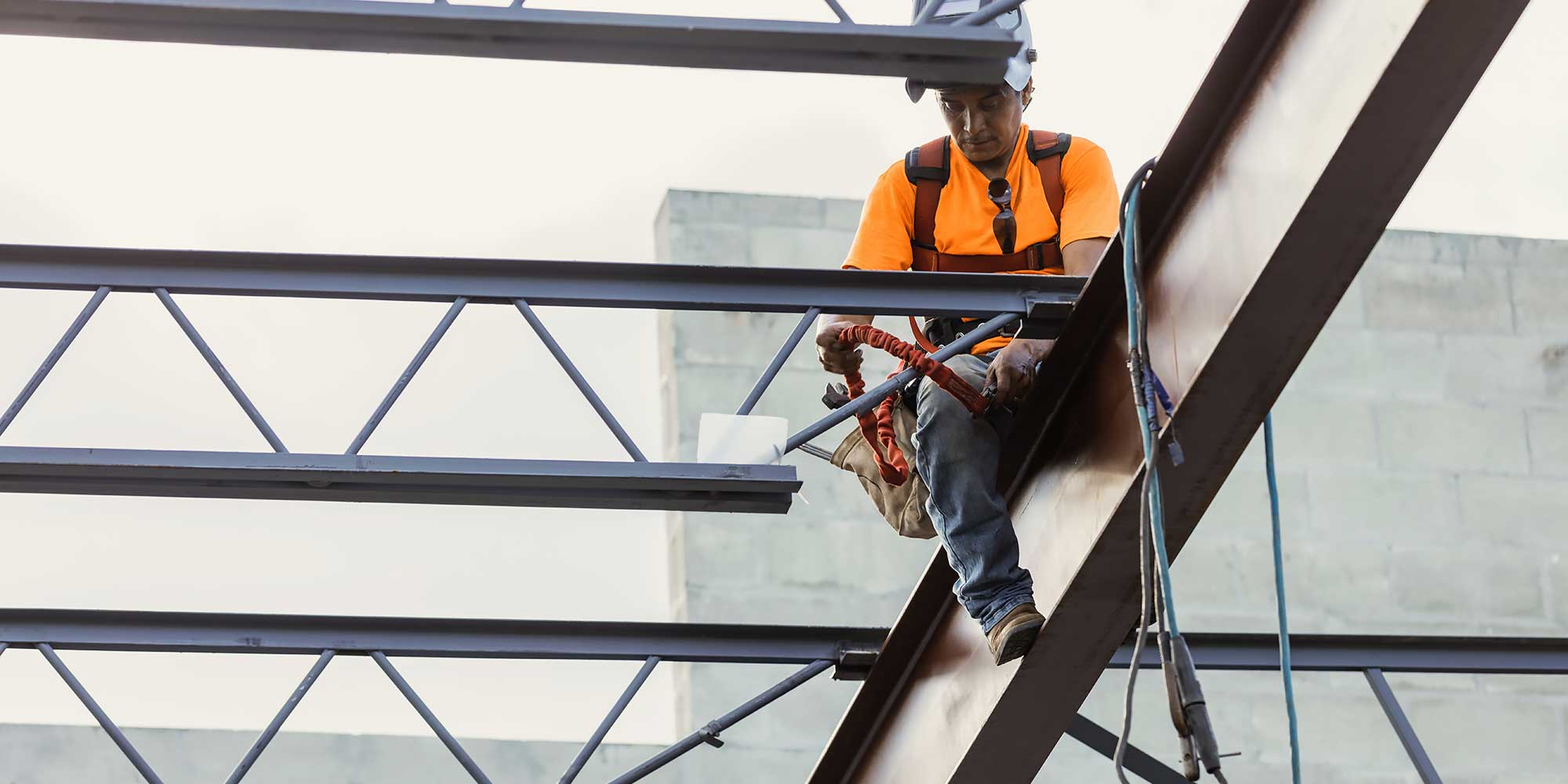 Pracownik na rusztowaniu na wysokości 