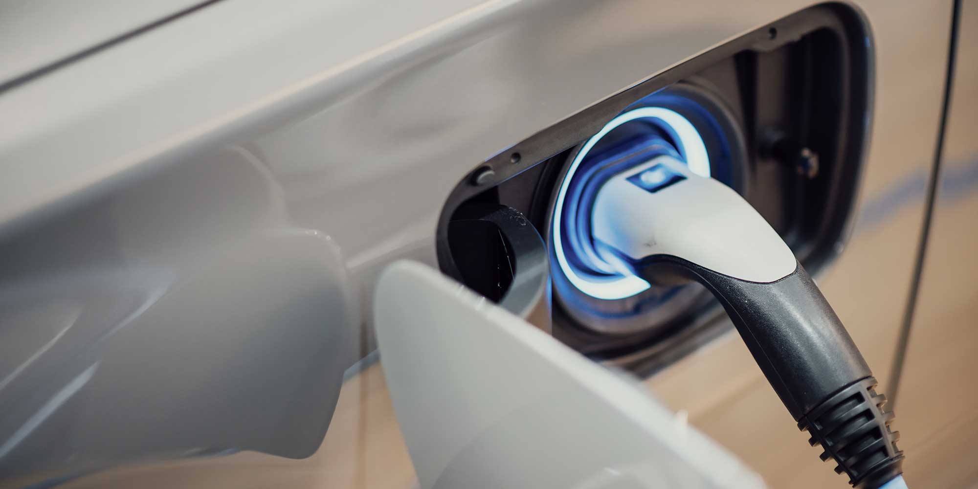 Zbliżenie na ładowarkę do samochodu