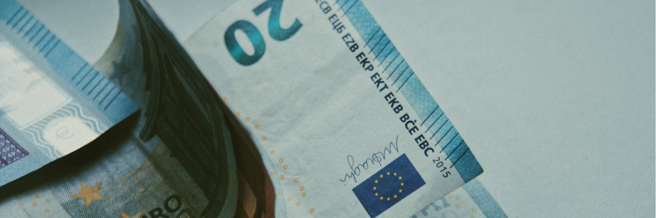 Zbliżenie złożonych banknotów Euro