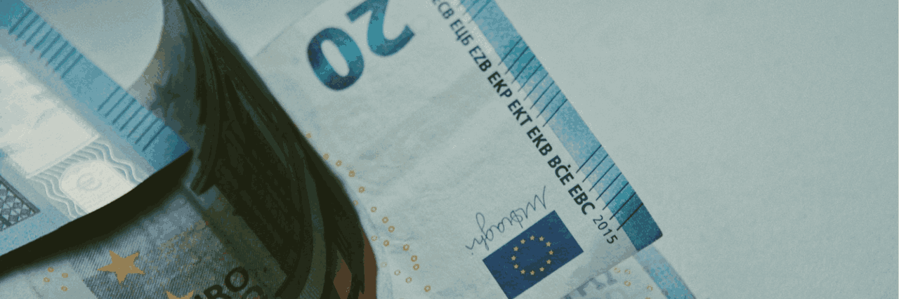 Zbliżenie złożonych banknotów Euro