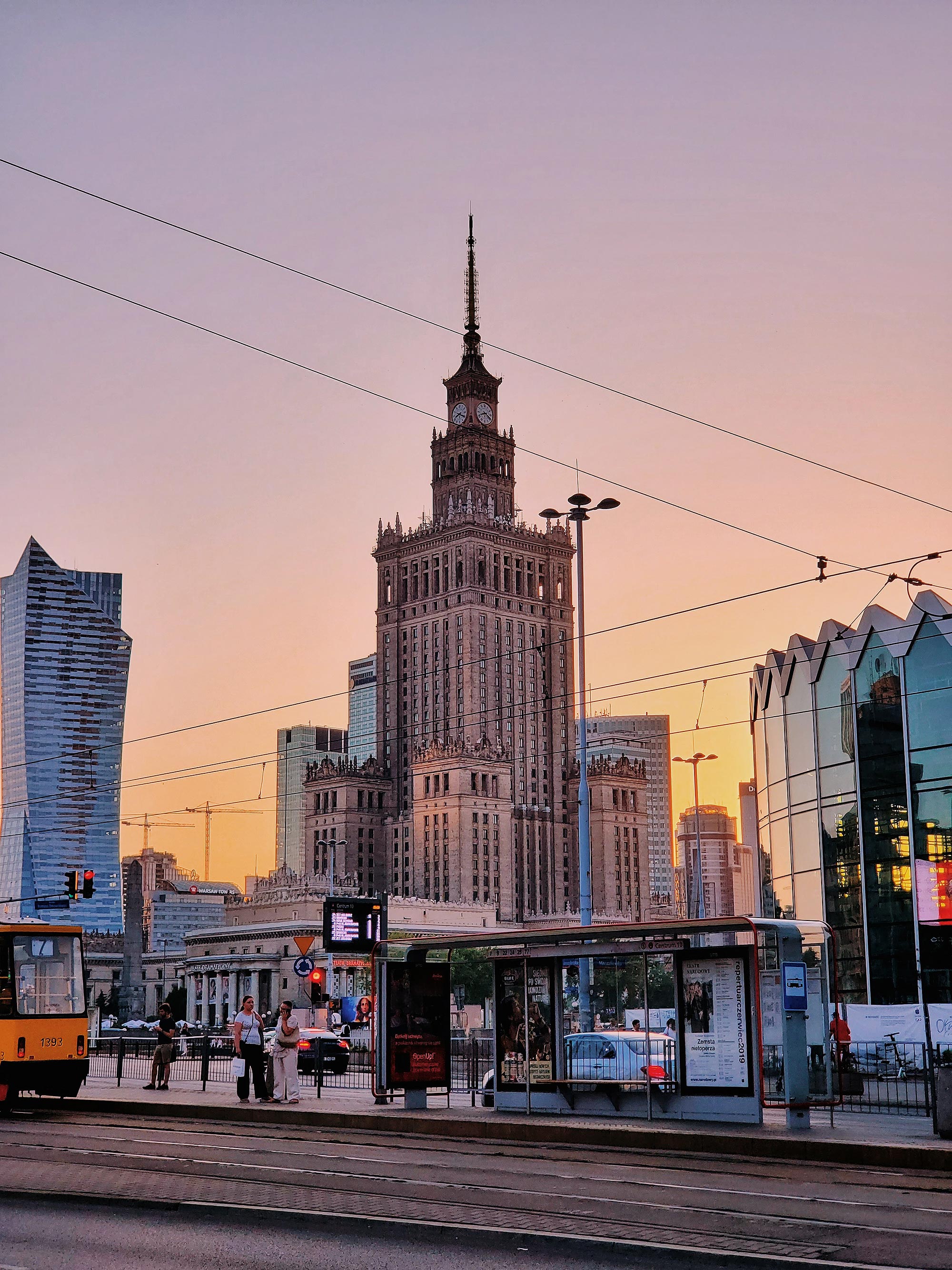 Pejzaż Warszawy z wysokim budynkiem i przystankiem tramwajowym