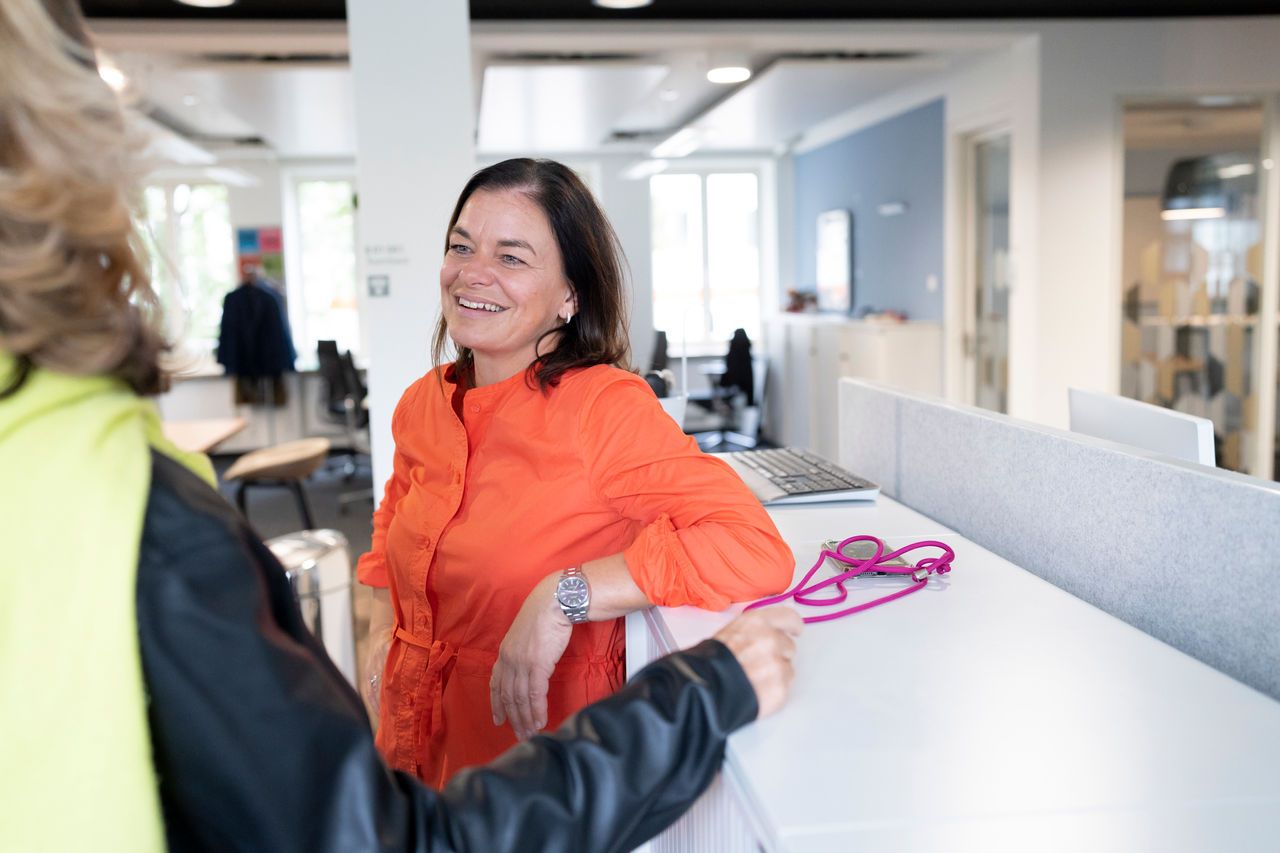 Dwie kobiety rozmawiające w biurze