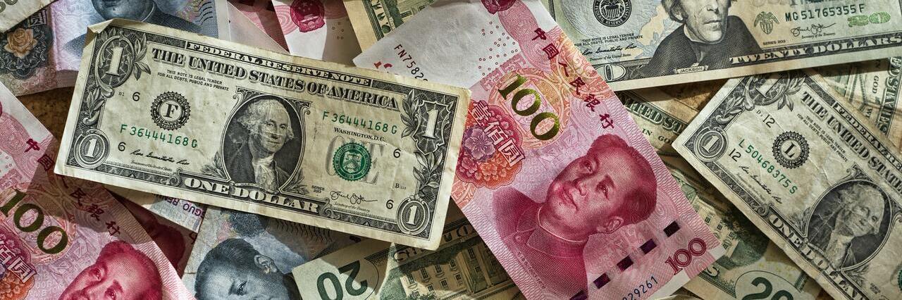 Banknoty dolara i juana na stole