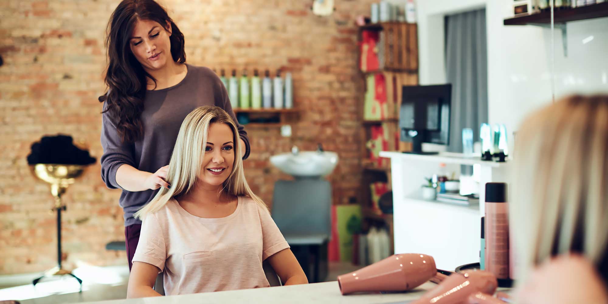 Kobieta u fryjera patrzy w lustro