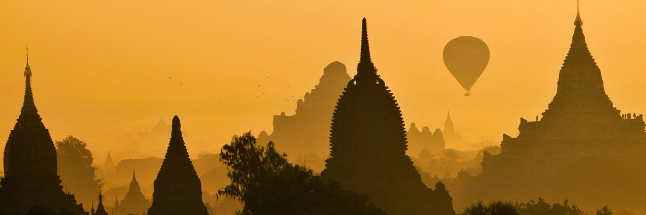 Szczyt świątyni i balon na ogrzane powietrze o wschodzie słońca