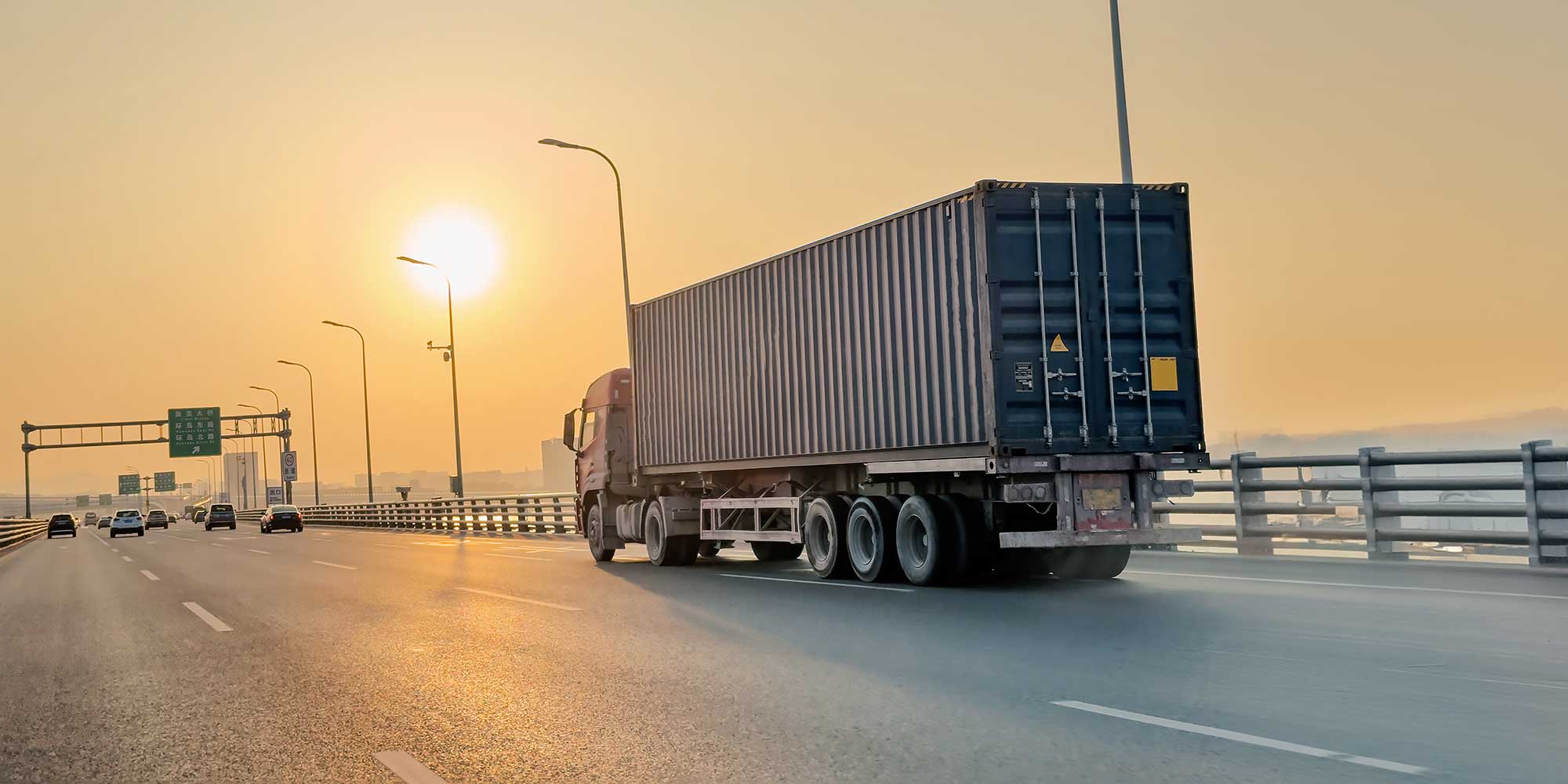 Tir jedzie autostradą