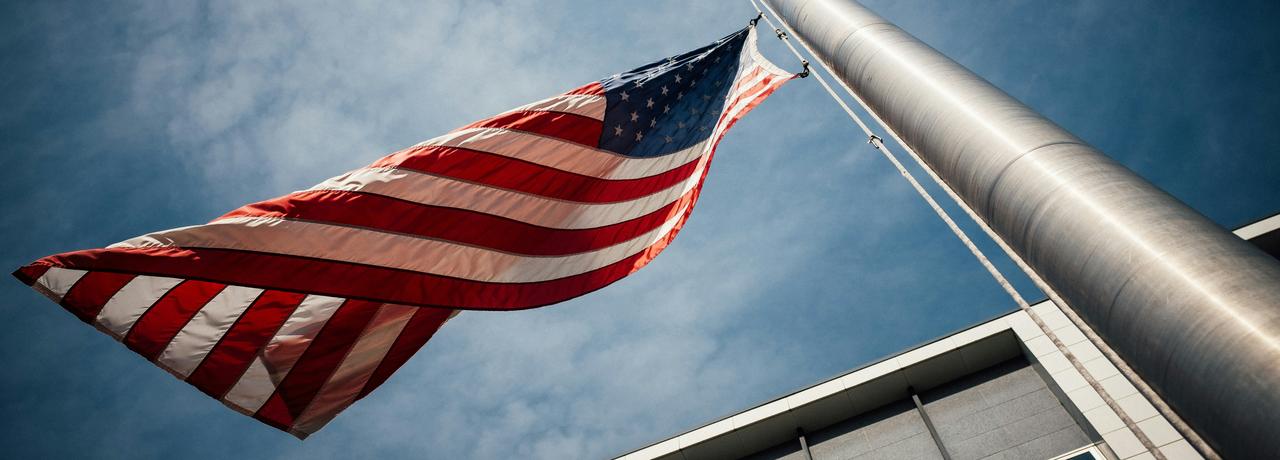 Amerykańska flaga powiewająca na metalowym słupie