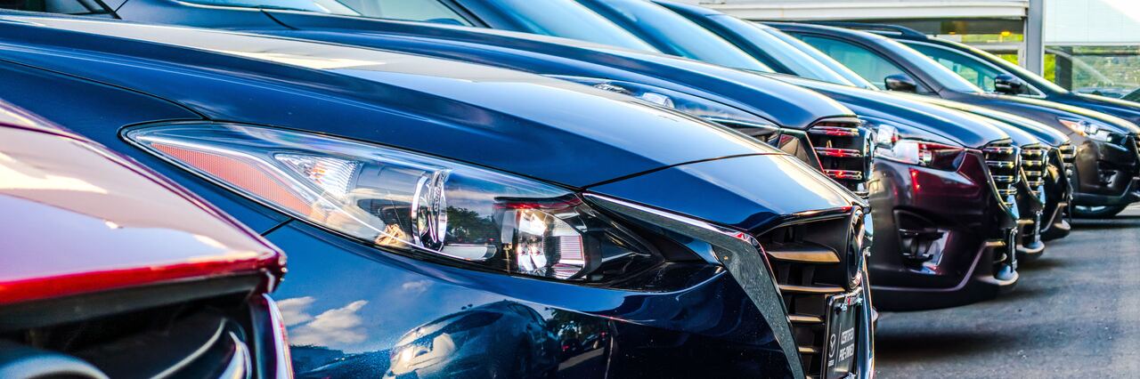 Samochody ustawione w rzędzie, zbliżenie reflektora