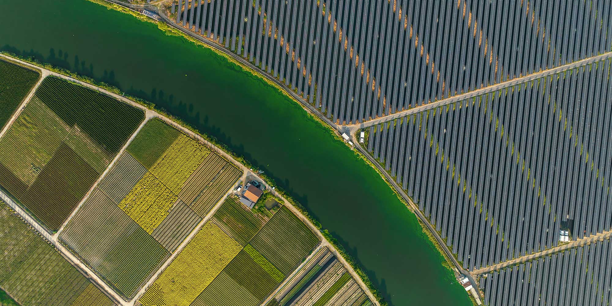 Pola uprawne i panele solarne z lotu ptaka