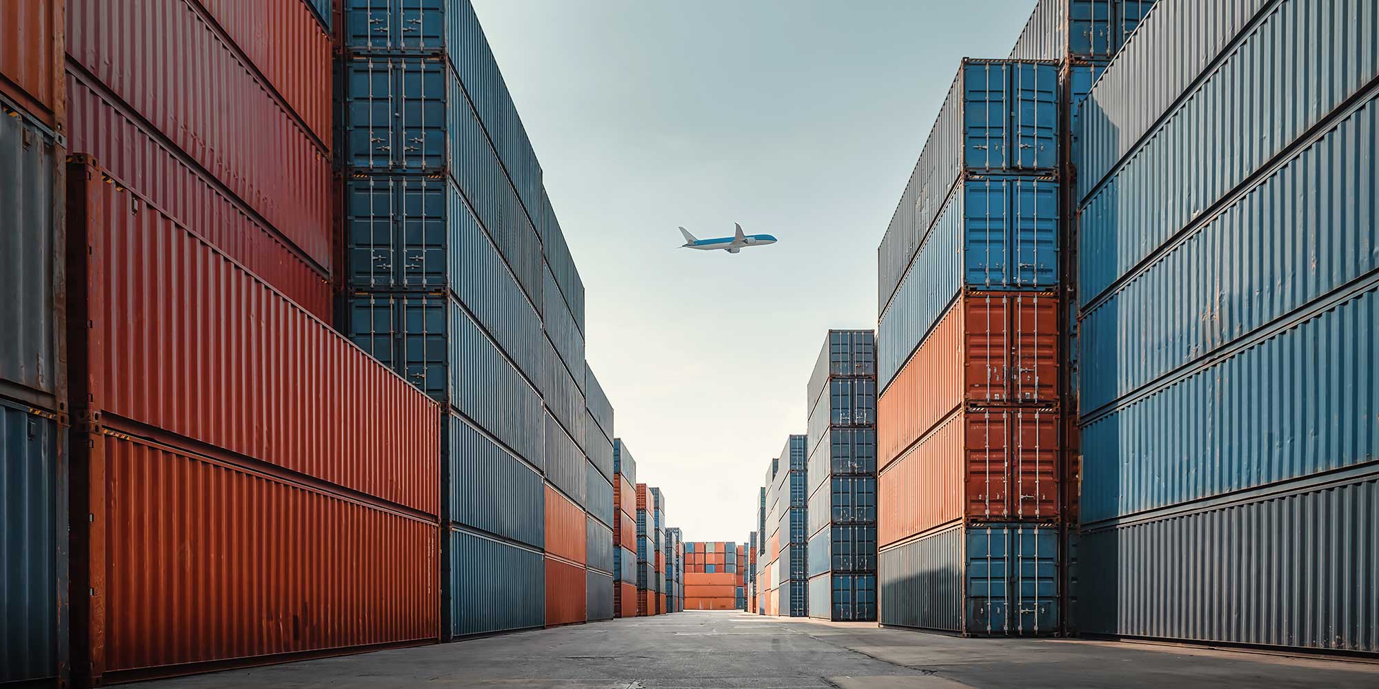 Szereg kontenerów w porcie