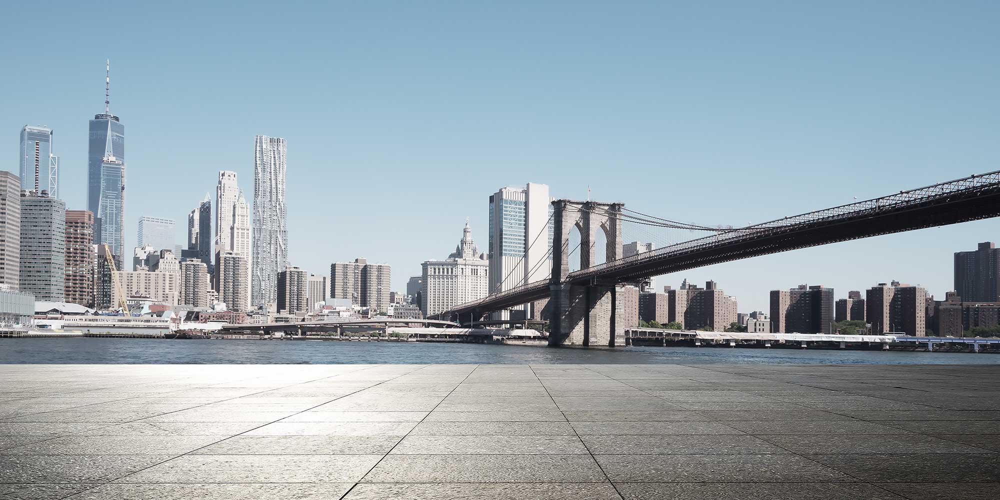 Panorama miasta nad rzeką i mostem