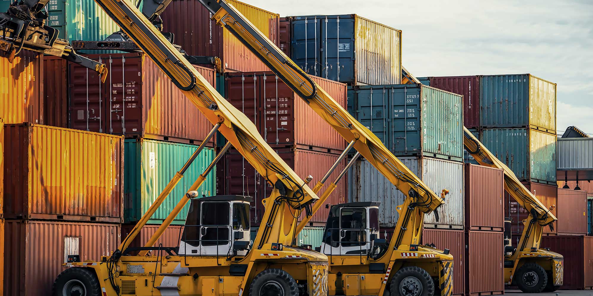 Szereg kontenerów i obsługujące dźwigi