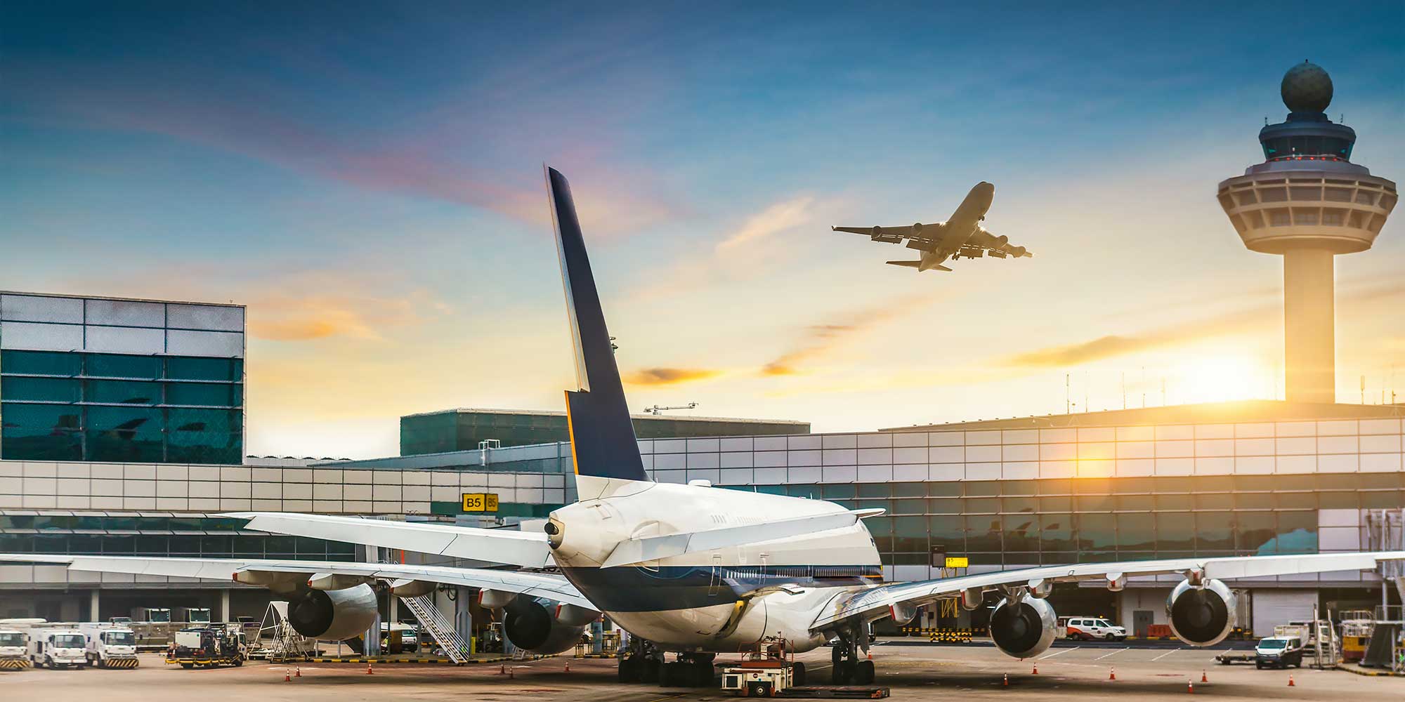 Lotnisko ze stojącym samolotem i widokiem na terminal lotniczy