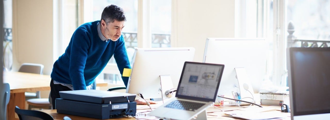 Empresário a verificar a cobrança de dívidas empresariais