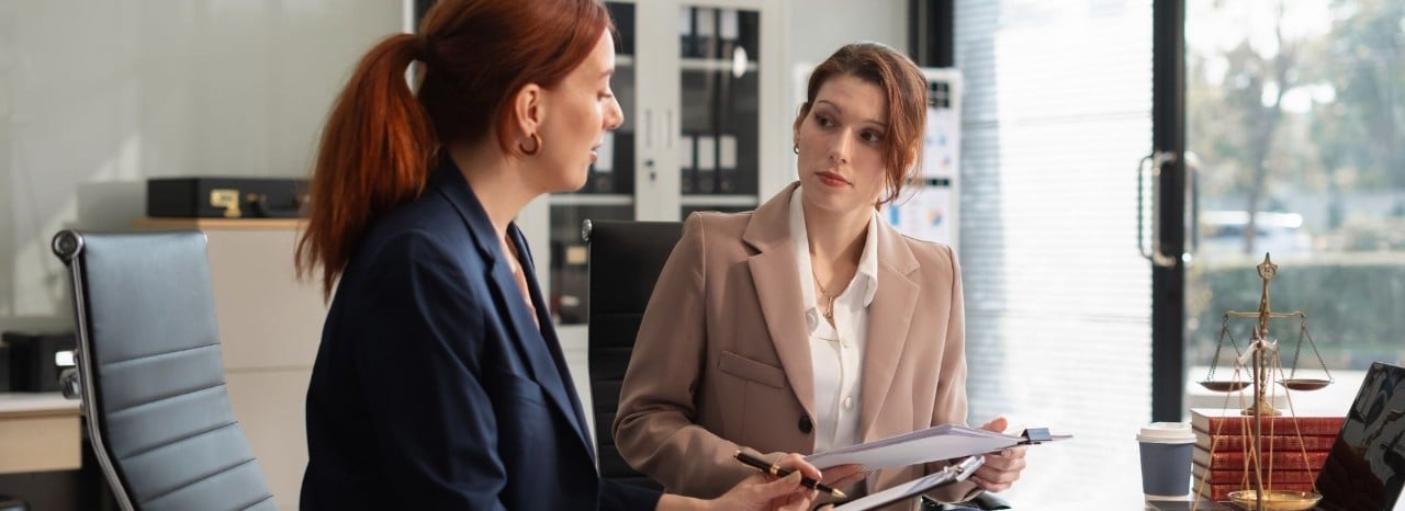Duas empresárias a analisar condições de crédito