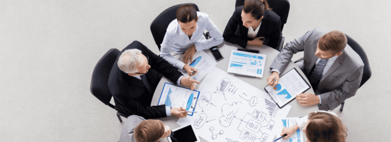  Equipa de negócios em reunião a analisar gráficos e a verificar questões de trabalho