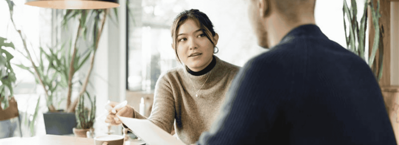 Dois trabalhadores a falarem de insolvências