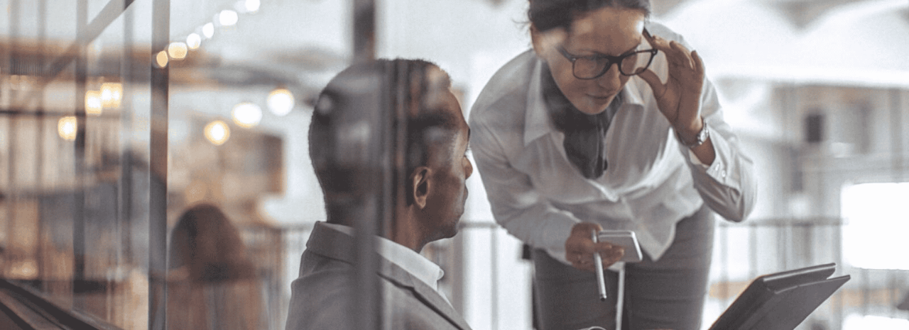 Dois colegas a ver o tablet das insolvências