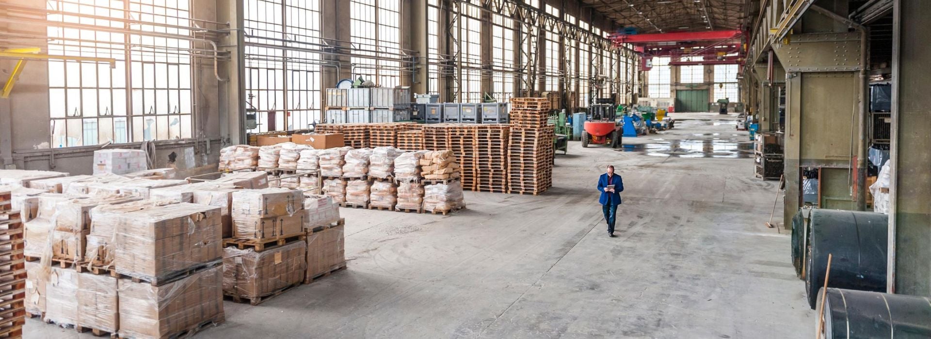  Un imprenditore cammina in un magazzino Um empreendedor caminha num armazém