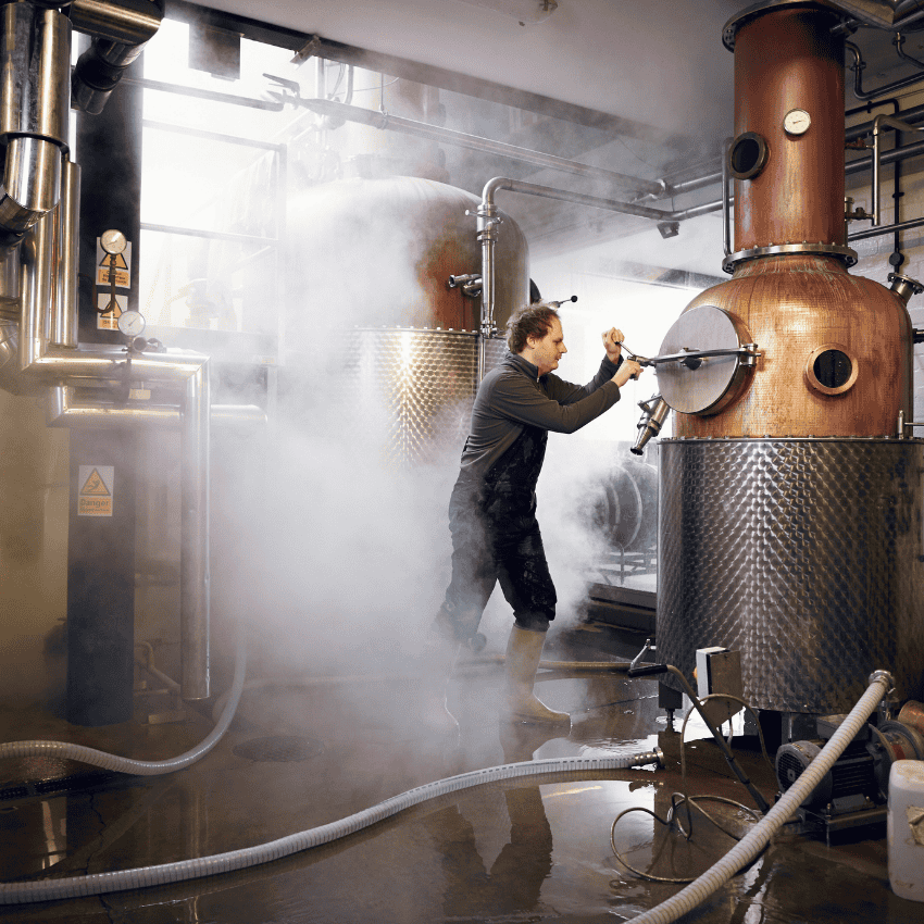 Trabalhador na fábrica do setor de maquinaria