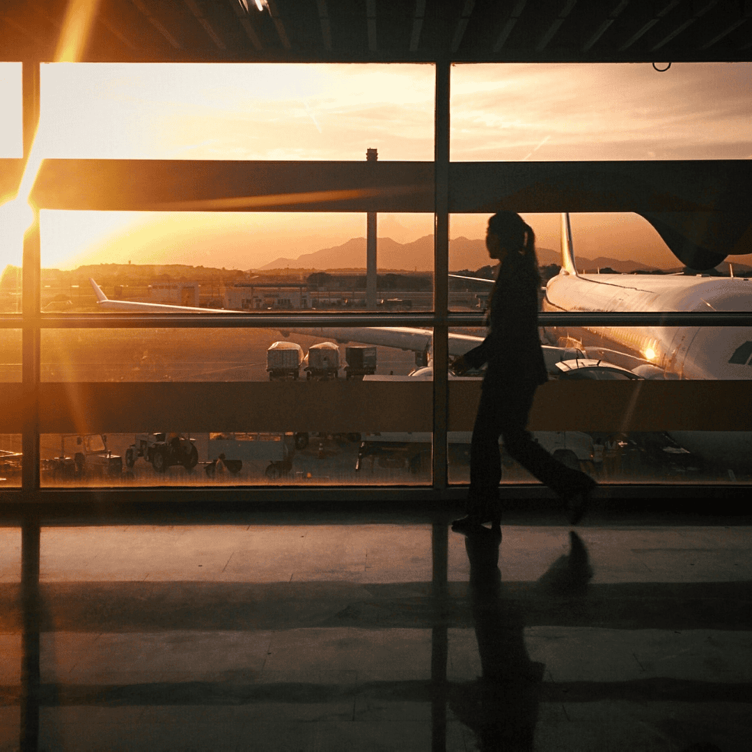 Vista de dentro de um aeroporto com o pôr do sol