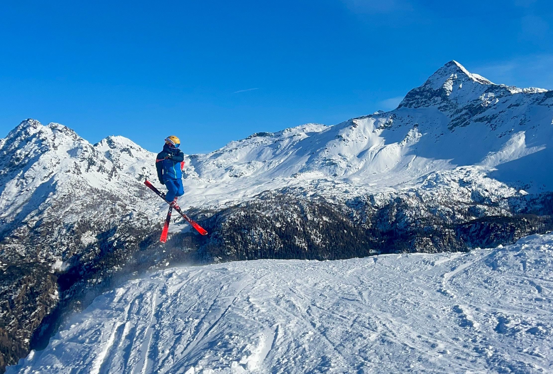 Giovanni Rossi a praticar esqui alpino numa montanha coberta de neve