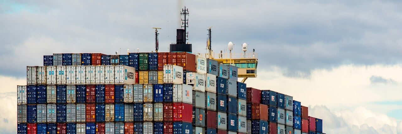 ship-filled-with-containers