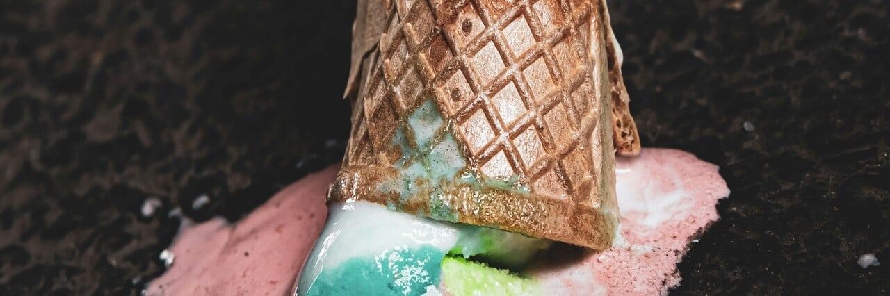 冰淇淋掉在地上