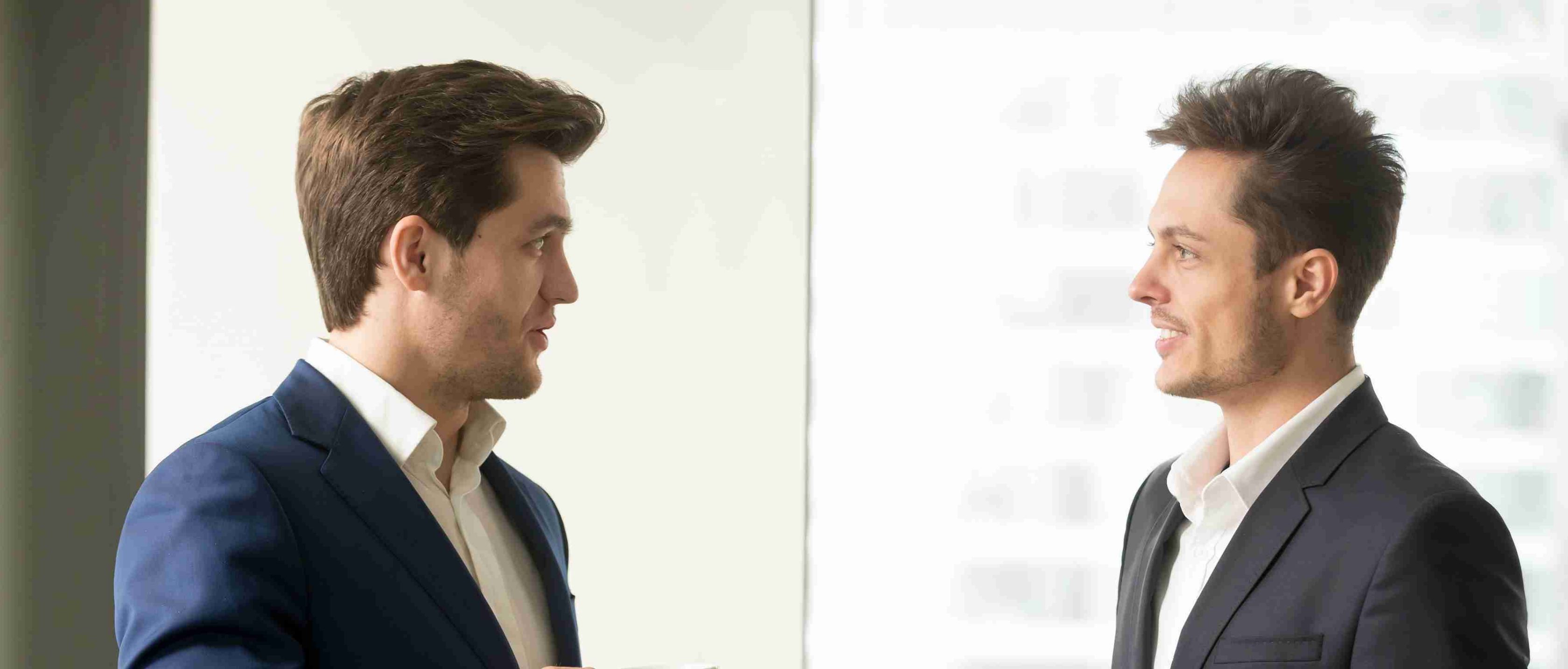 兩個穿著西裝的男人在討論生意