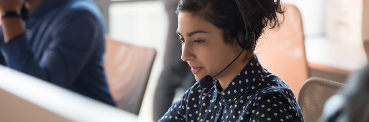 一个带耳机的女人在说话