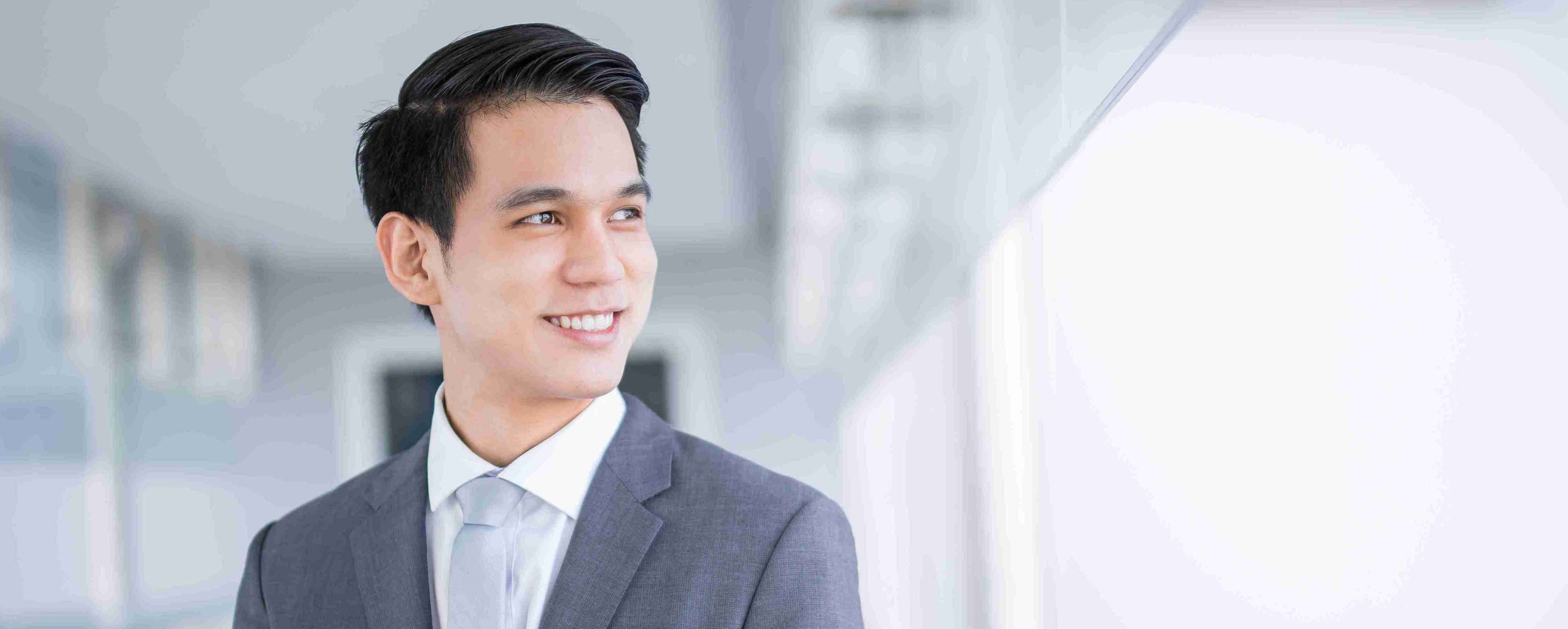 一個男人笑著在紀錄資料