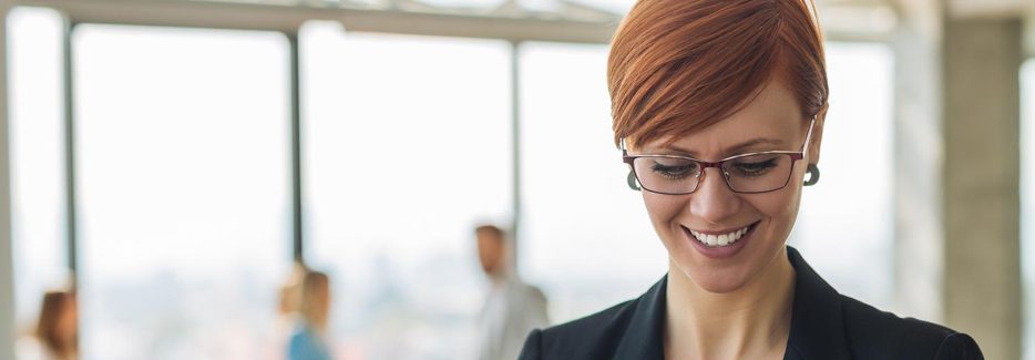 一個女人在使用平板電腦