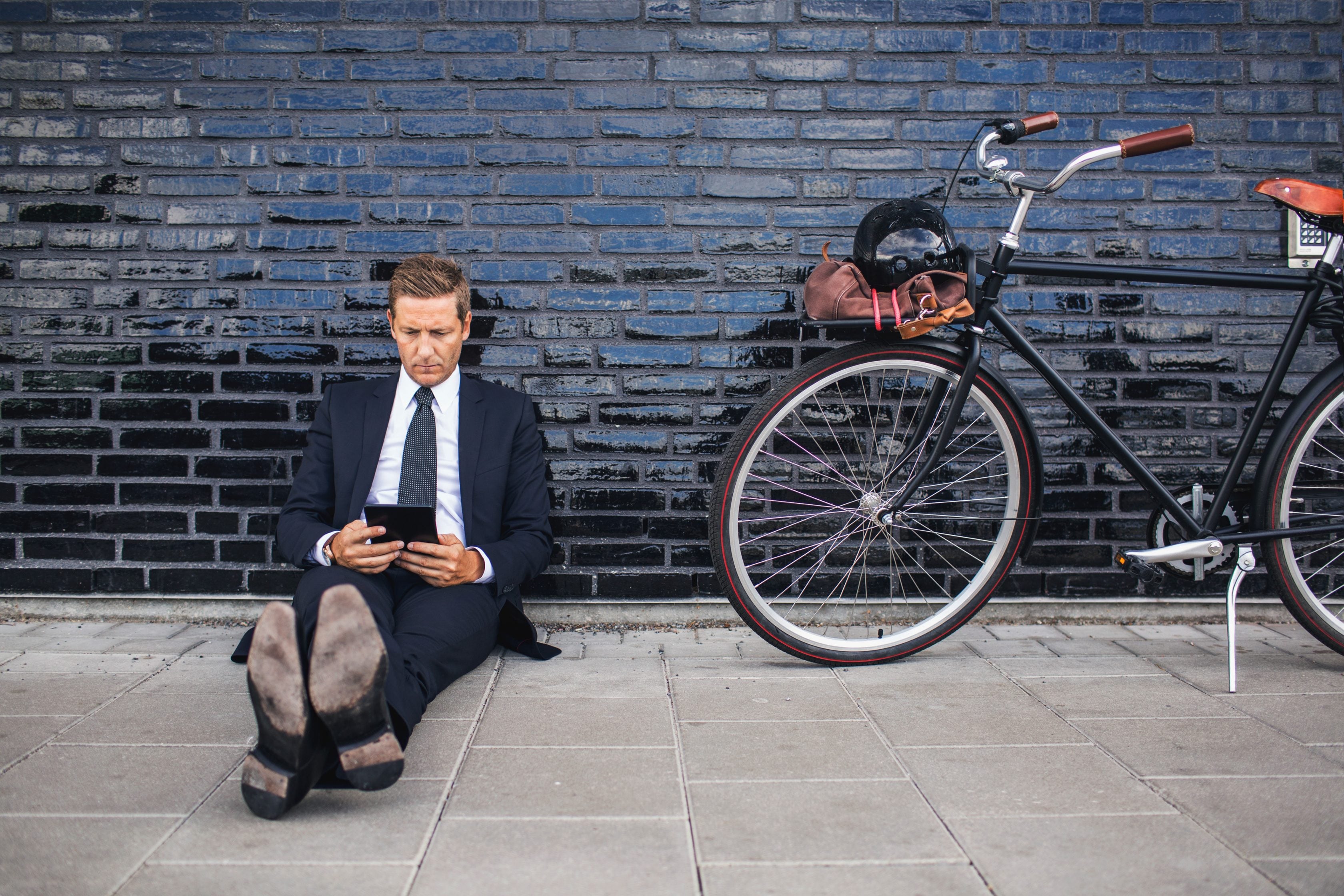 一個男人在講電話